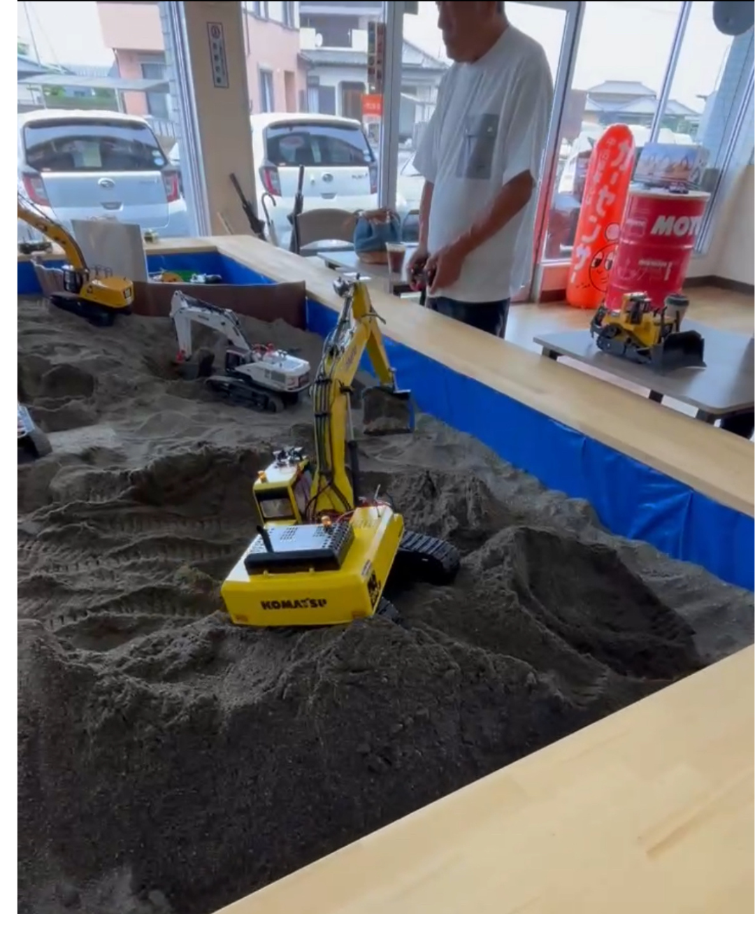 オイル交換中に遊べる重機ラジコンの様子 2